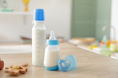 butelka z mlekiem modyfikowanym