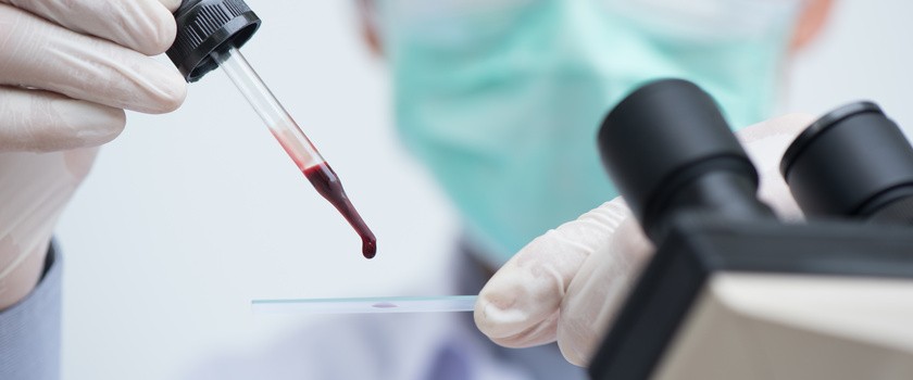 Diagnosta w laboratorium przygotowuje krew do badania.