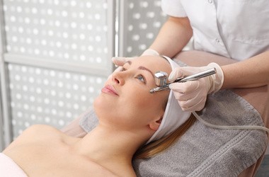 Infuzja tlenowa. Kobieta w salonie kosmetycznym podczas zabiegu pielęgnacyjnego z użyciem aktywnego tlenu
