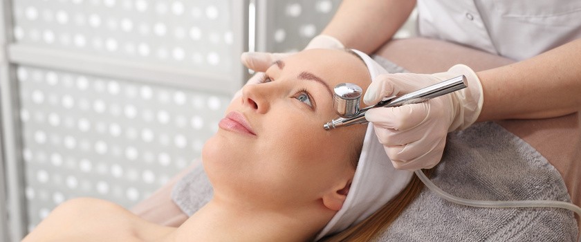 Infuzja tlenowa. Kobieta w salonie kosmetycznym podczas zabiegu pielęgnacyjnego z użyciem aktywnego tlenu