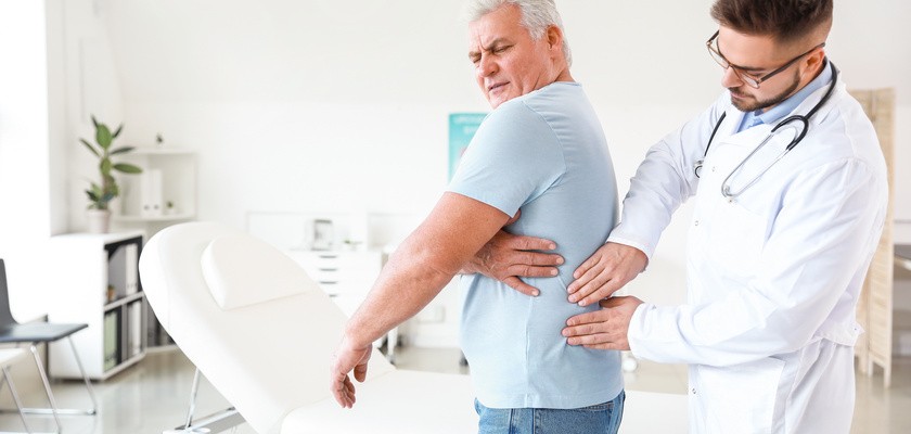 Lekarz nefrolog przeprowadza badanie starszemu mężczyźnie.