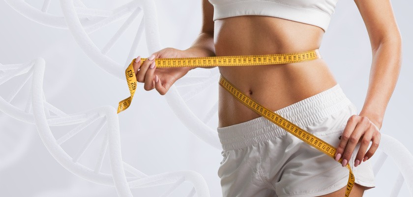 Kobieta mierząca obwód talii