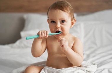 dziecko myje zęby