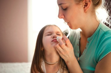 Z czego można i jak wykonać inhalacje na katar u dzieci?