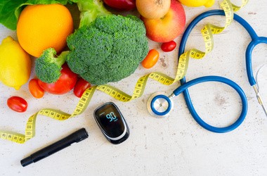 Surowe warzywa z glukometrem, lancetem i stetoskopem. Koncepcja zdrowej diety cukrzycowej.