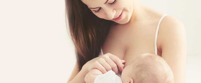 Kobieta karmi piersią niemowlę