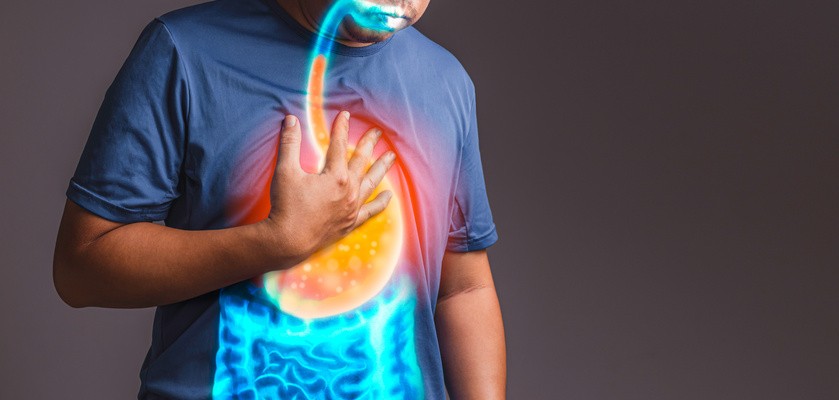 Choroba refluksowa przełyku u mężczyzny.