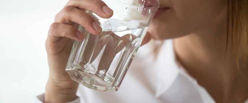 Kobieta pijąca wodę z szklanki