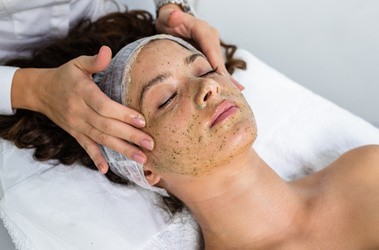 Peeling na złuszczanie naskórka twarzy u kobiety w salonie kosmetycznym