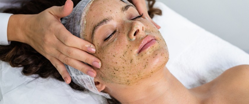 Peeling na złuszczanie naskórka twarzy u kobiety w salonie kosmetycznym