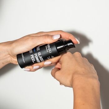 Veoli Botanica Glass Skin Power Peel, nawilżająco-rozświetlający peeling do twarzy z kwasem mlekowym, traneksamowym i ektoiną, 30 ml