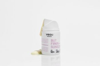 Veoli Botanica But First Sunscreen, nawilżająco-łagodzący krem ochronny SPF 50+, 50 ml