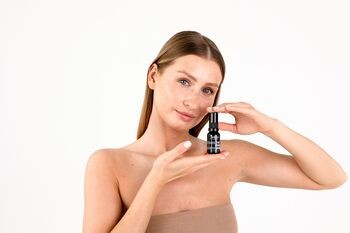 Veoli Botanica The Peeluminator, rozświetlająco-napinający peeling pod oczy, 15 ml